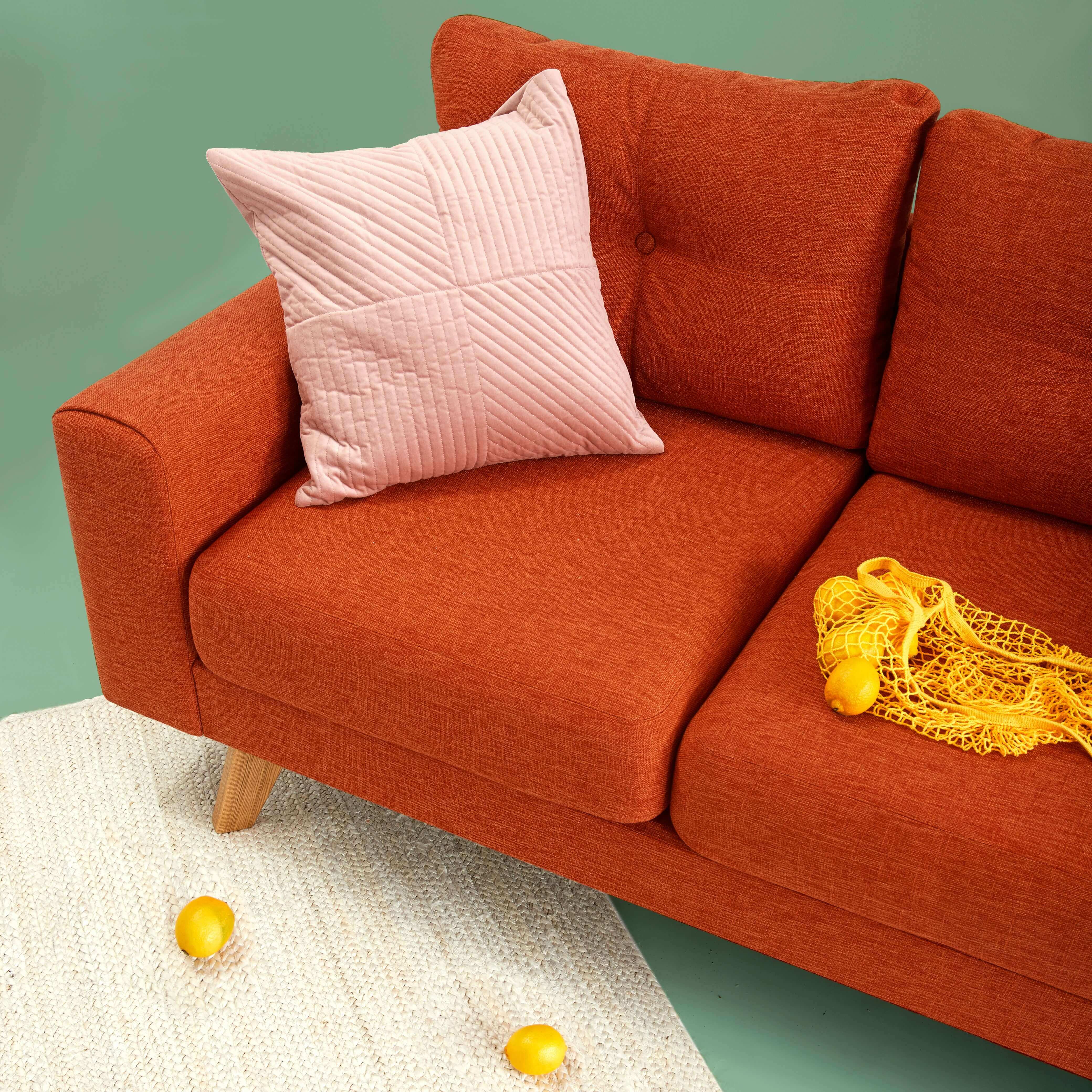 Nettoyer efficacement et facilement votre canapé en tissu grâce au