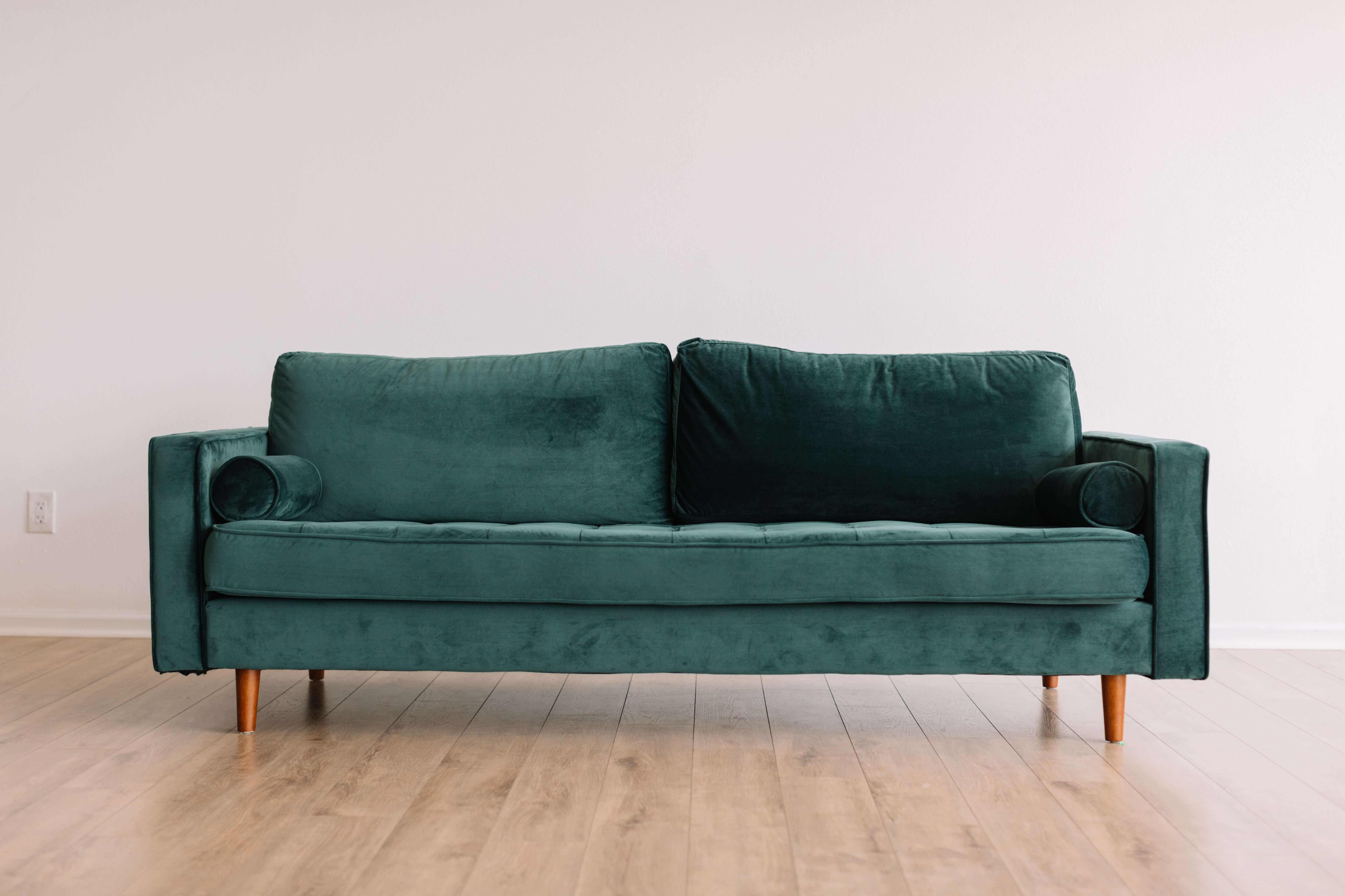 Nettoyer une tâche d'un canapé en tissu : des astuces naturelles